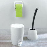 Coordinate per spazzola, pattumiera e porta rotolo di colore bianco