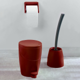 Coordinate per spazzola, pattumiera e porta rotolo di colore rosso ciliegia